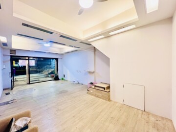 小港捷運站2號出口正前方5樓透天店面 - Image 1