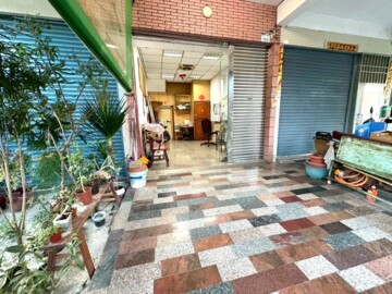 新興市場精華透天店面｜中央公園捷運站旁 - Image 1