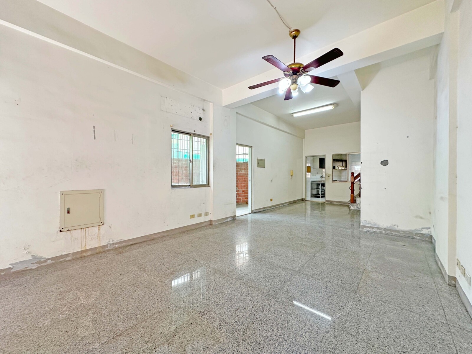 右昌商圈►邊間傳統格局6房透天