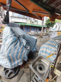 人潮車流量多馬路人行道紅綠燈旁地點佳超顯目內含水電 - Image 1