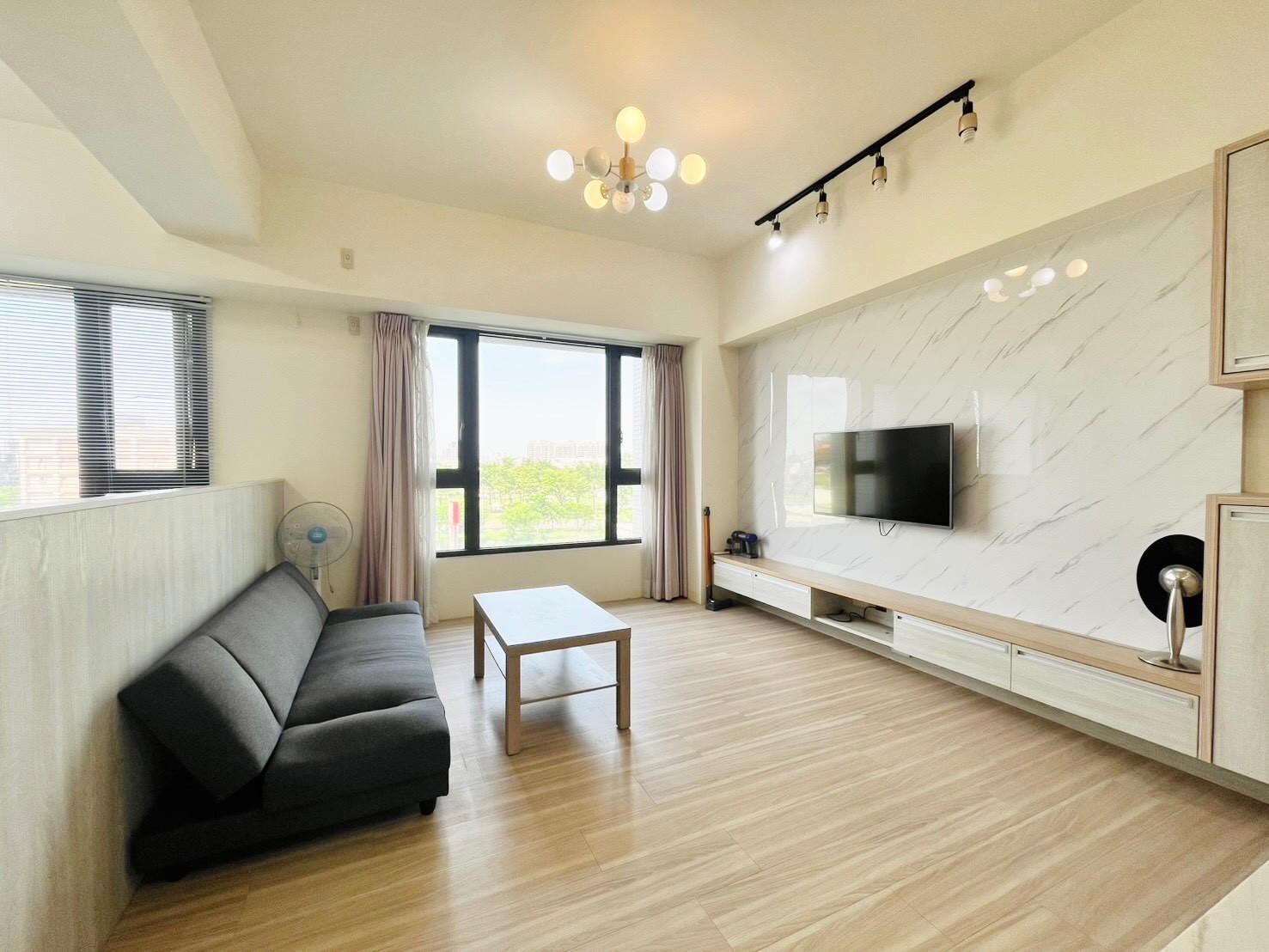 暐暐-獨家專約小港·悅讀草悟道·明亮2+1平車 