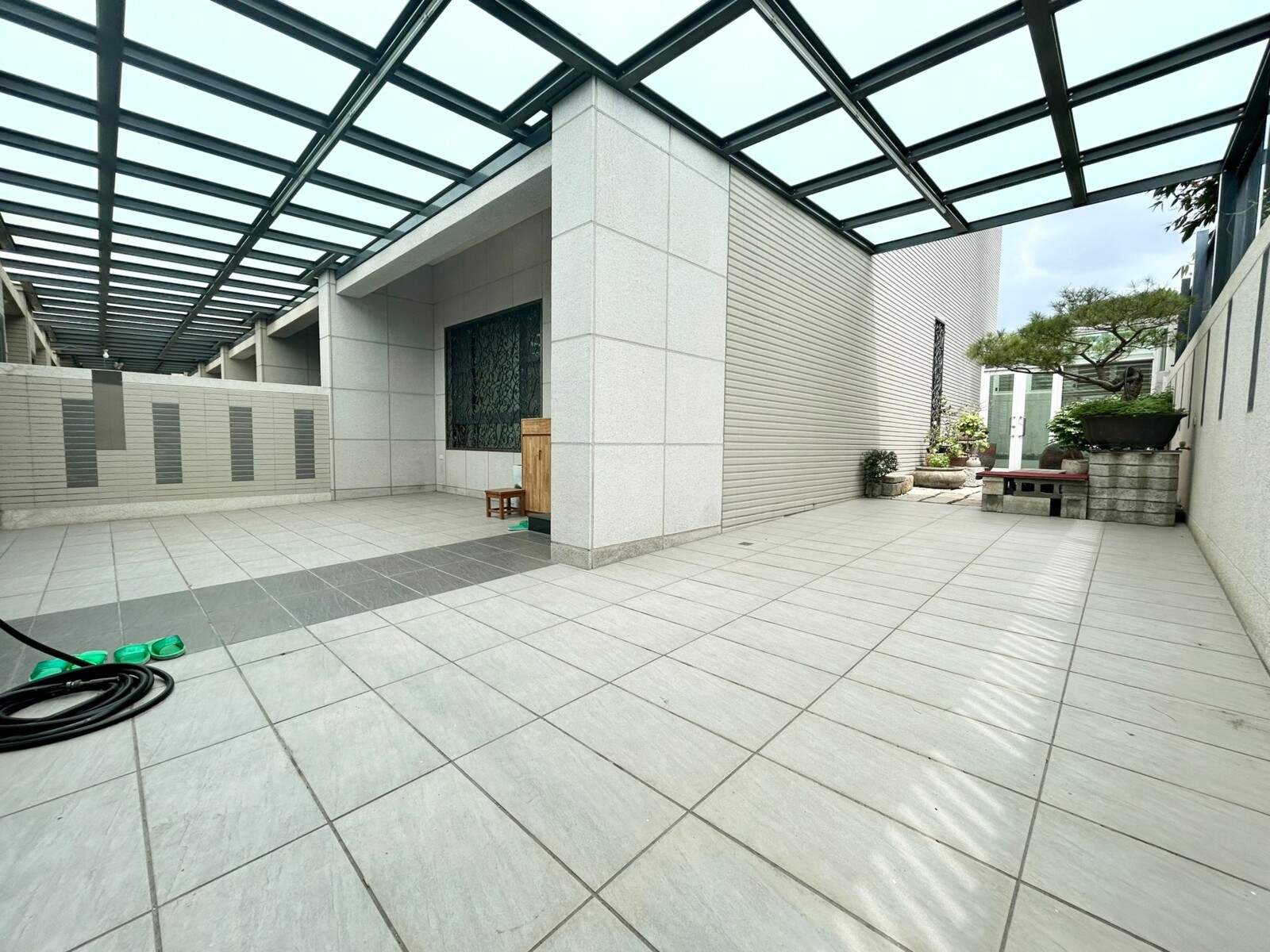 三車位⭐️土地５２坪｜臨路邊間大面寬庭園別墅