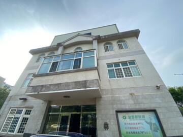 竹北住店 高鐵區興隆路旁 。150坪三層樓大空間停 - Image 1