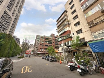 宏國德行東路透天待售房屋