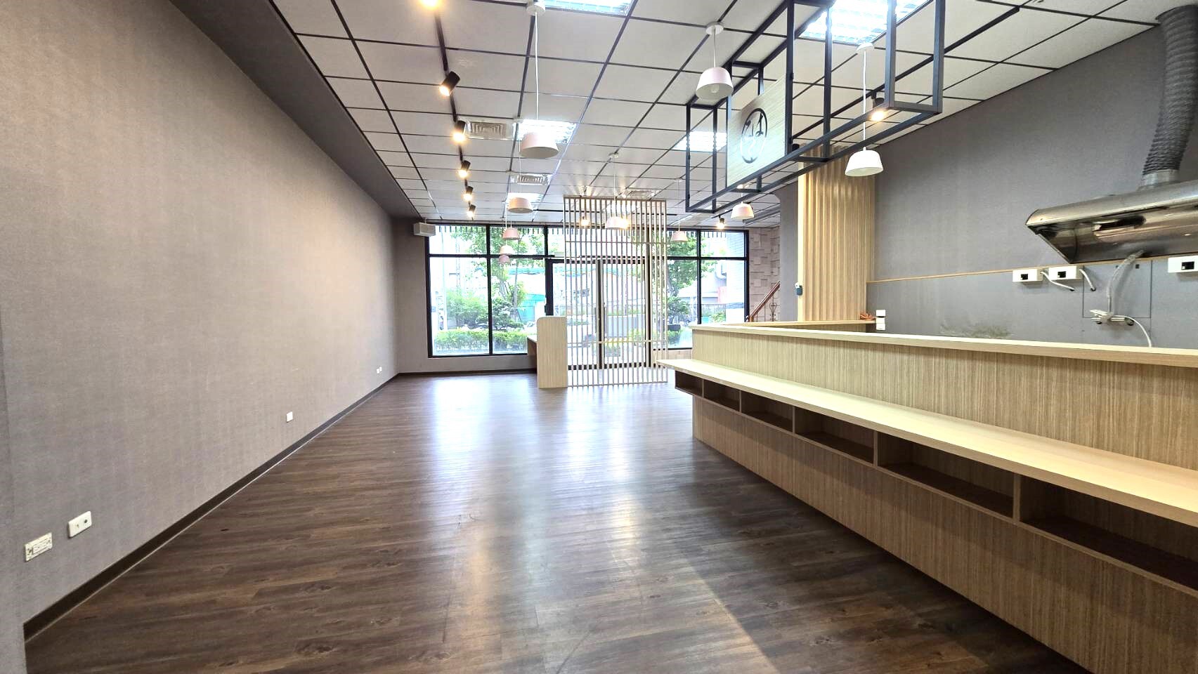 文武百市8.5米寬大店面｜暉鍠時代｜鼎山家樂福｜