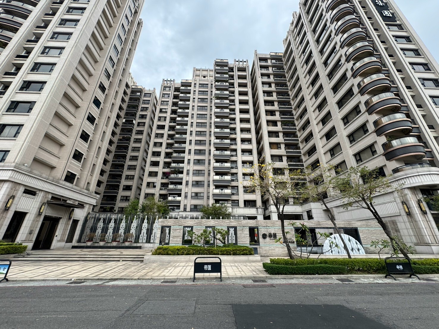 高雄市三民區帝匯大廈待售房屋