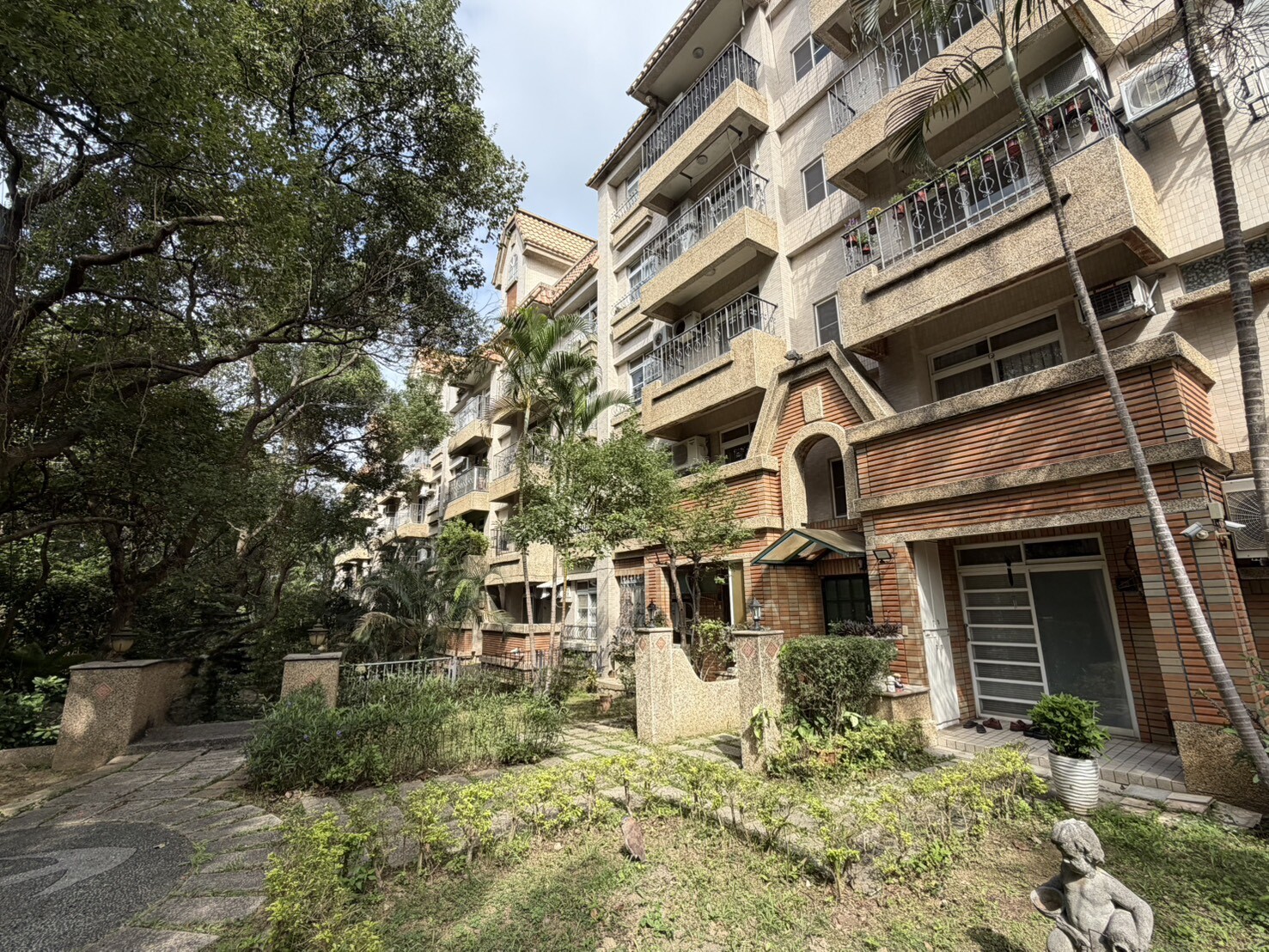  竹科旁藍芽社區景觀次頂樓2+1房 B1平車屋況優