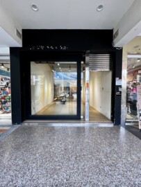 新崛江商圈五福二路透天店面 - Image 1