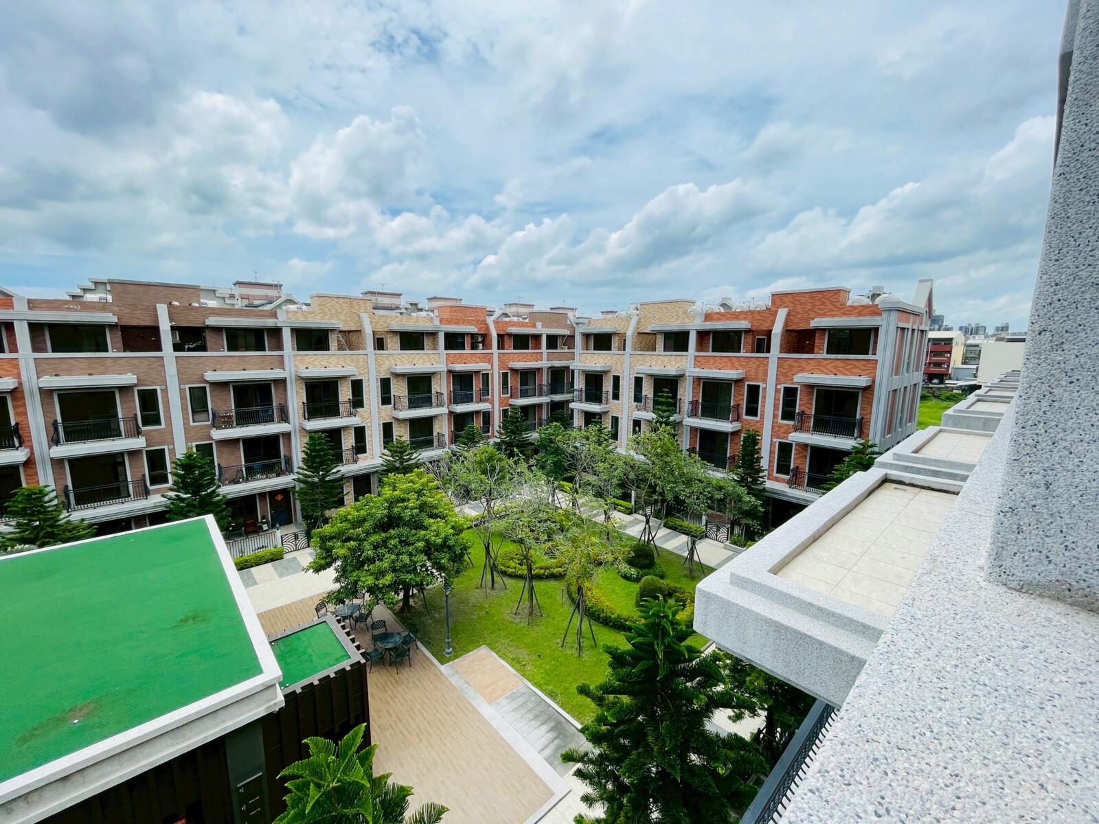 專任｜台中唯一輕奢電梯別墅自住投資皆宜 地上權案件