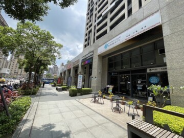 ⭐️賣厝找鴻毅⭐️亞昕向上錢潮金店面✨雙坡平車位