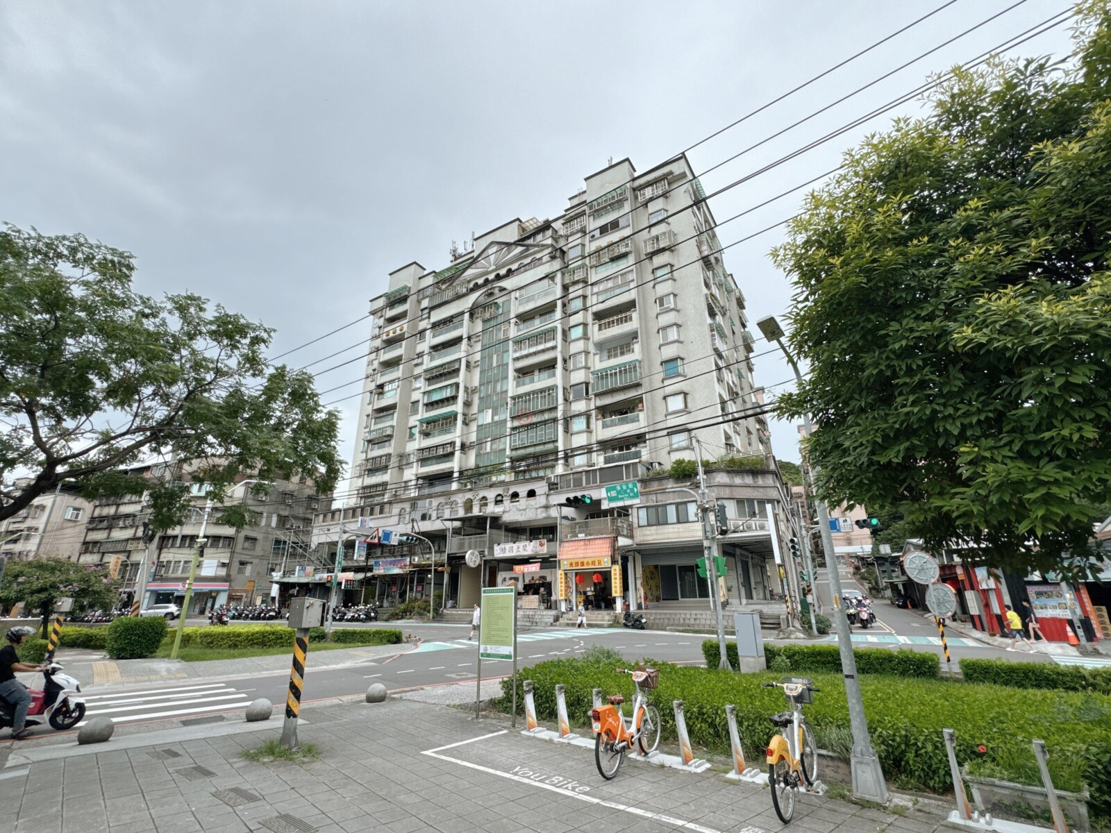 正路邊三角窗店面｜位於全球傳動 三多國中對面:D
