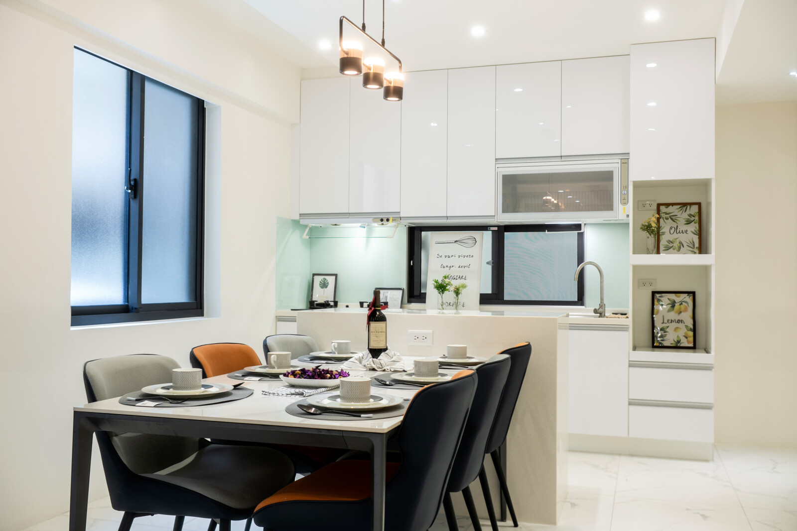 秀朗橋捷運美妝一樓｜住商大維用心為您