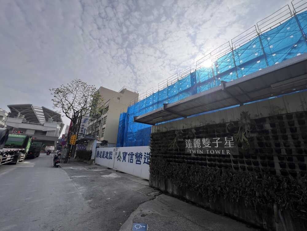 高雄市岡山區達麗雙子星待售房屋