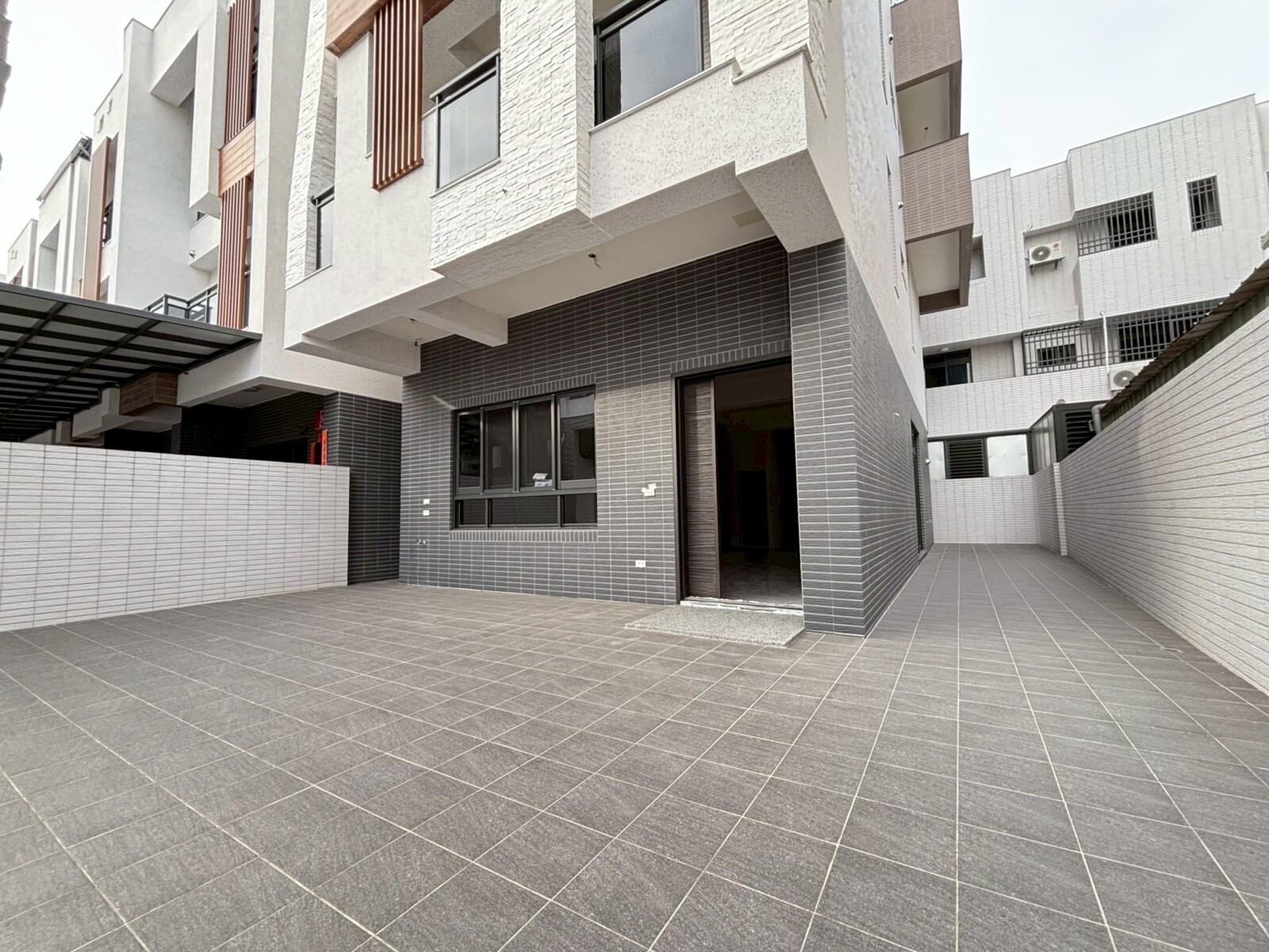 雲林全新大地坪獨棟3車電梯別墅