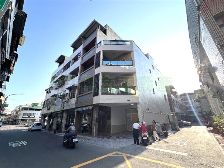 鳳山車站三角窗透店