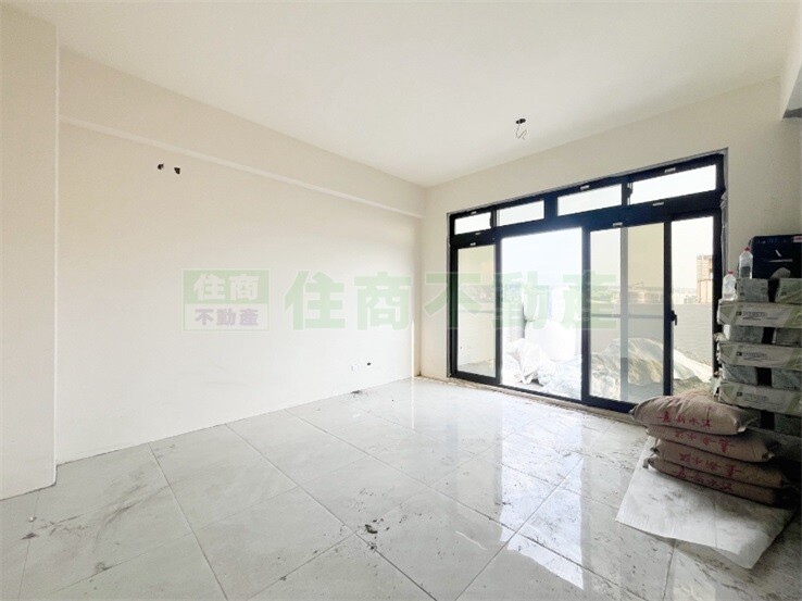 沙鹿北勢頭朝南雙車電梯別墅