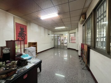 新市仁愛街金店面｜店住兩用好選擇 - Image 1