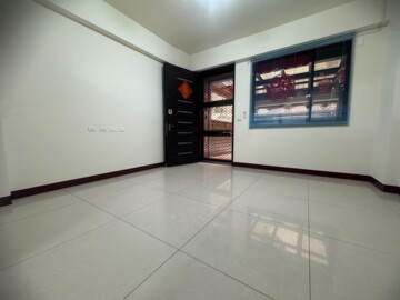 新竹遠百商圈~全新整理超棒優質透天門前平面停車~ - Image 1