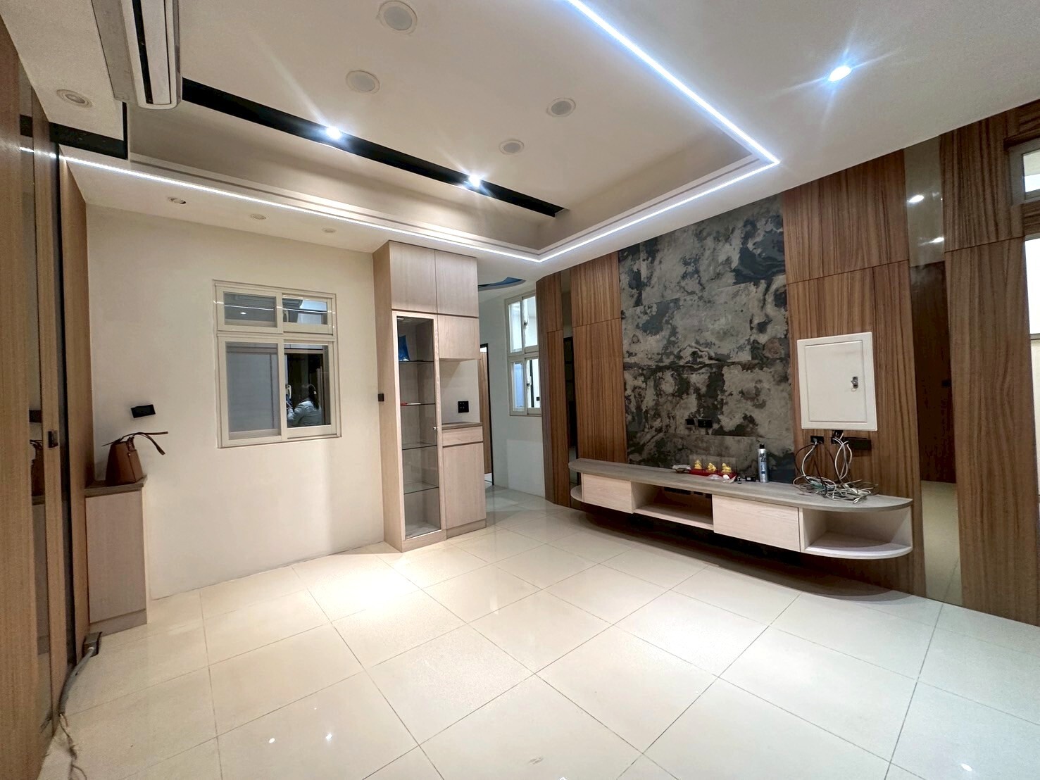 #全新裝潢#社區中庭一樓 一卡皮箱即可入住