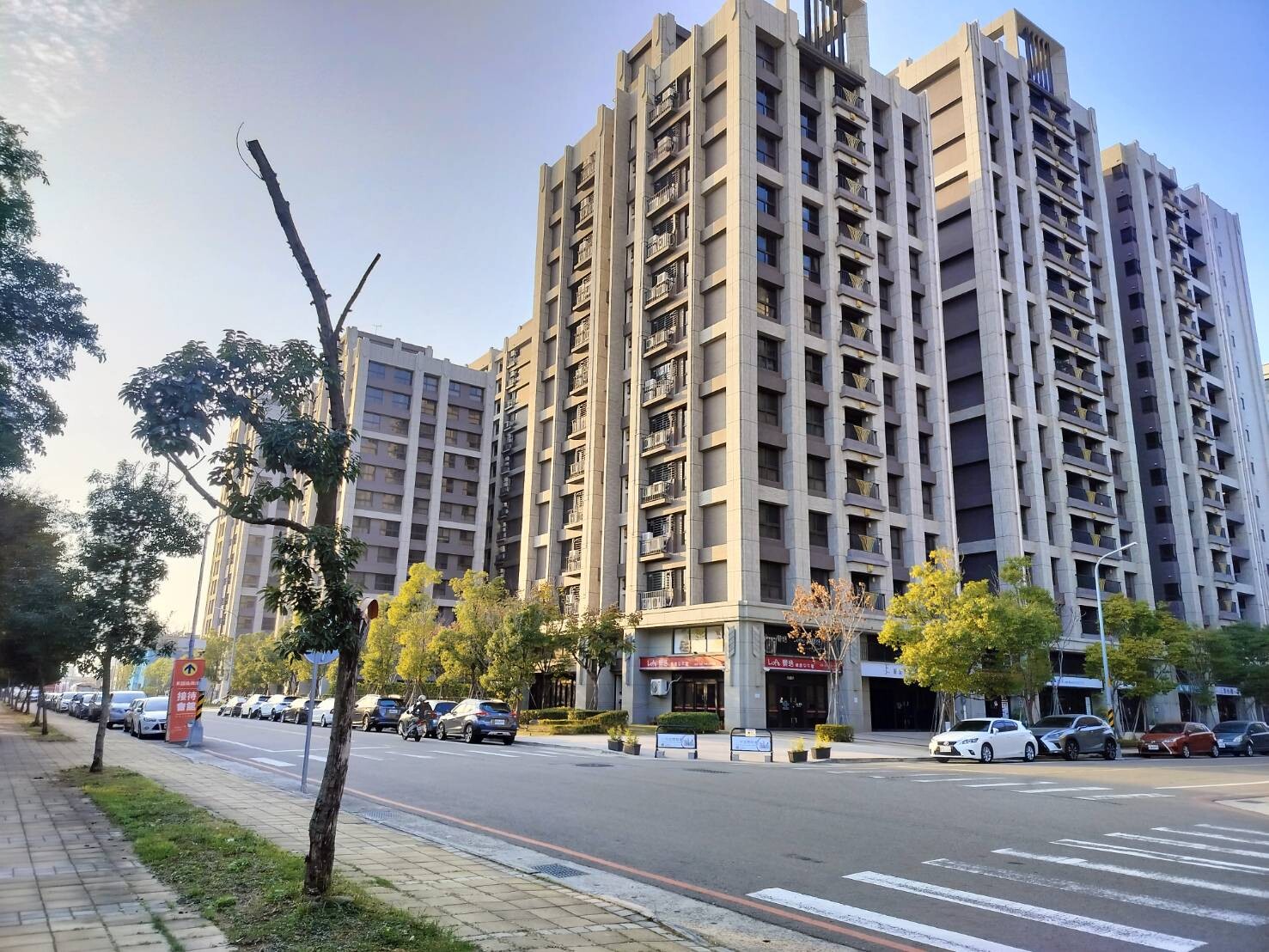專任昌隆上好大面寬店面附平面車位