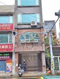 博愛國小透天電梯店面(出價談) - Image 1