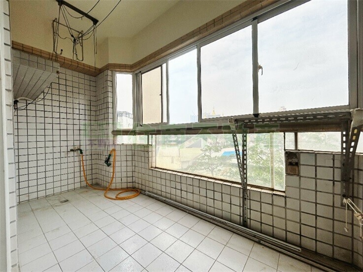 高雄市三民區康乃馨花園廣場待售房屋