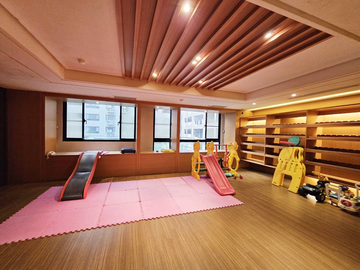 黃金地段喜來登旁質感裝潢視野大套房❤️燕子報喜- 俠隱/築科辦公大樓更多社區優質物件| 樂屋網社區行情