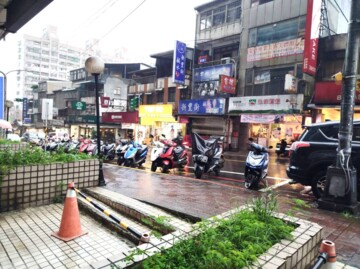 新豐街商圈金店面 - Image 1