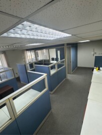 熱鬧市中心交通方便銀行咖啡廳林立辦公大樓 - Image 1
