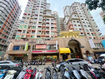 緊鄰文心路，明亮1+2樓，正10米路，輕食可 - Image 1