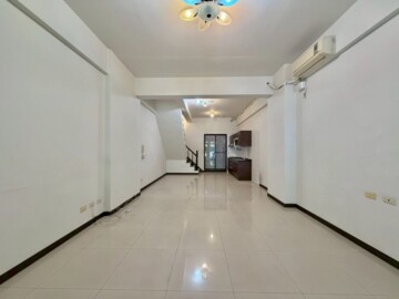 楊小扁~鄰中正預校面河堤車庫透天 - Image 1