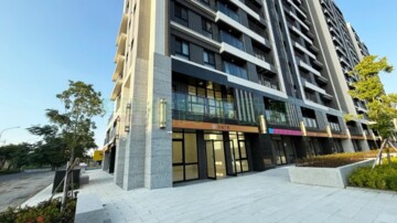 高鐵三井OU稀有三角窗挑高店面 - Image 1