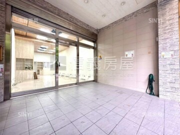武昌街質感裝潢邊間店面 - Image 1