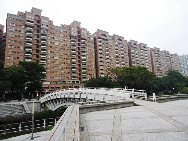 河堤萬坪公園.京城世界一期優質3房+平車