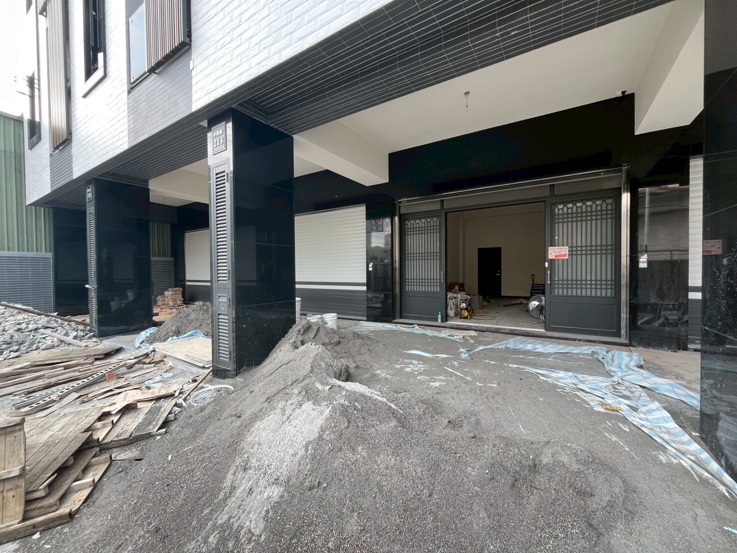 ~東平商圈~12米路全新電梯透店大地坪四套房
