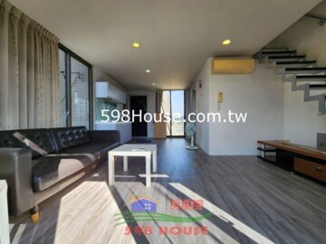 近享平方。稀有大露台樓中樓2房。含車位 - Image 1