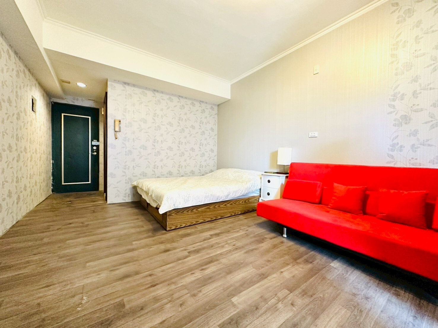 西屯中義市場 重慶路電梯套房 下樓就有全聯