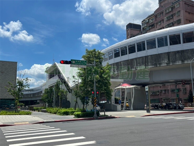 新和國小輕軌邊間三房🌞新北首購推薦朱梓銘