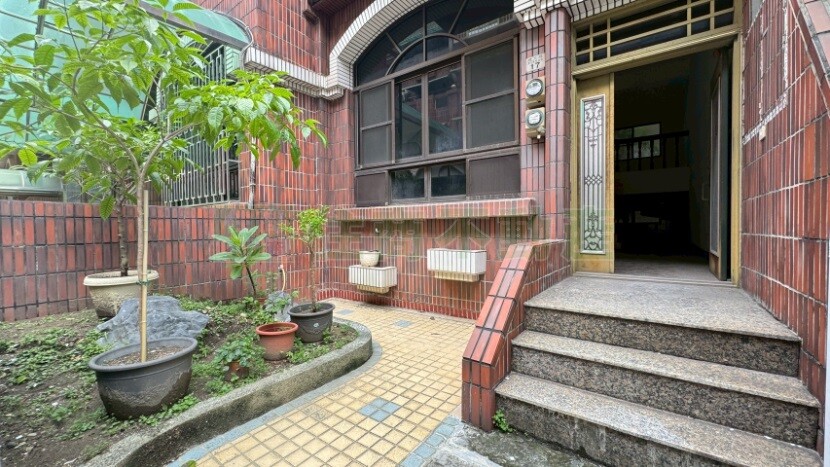 建工商圈稀有4車位庭園透天