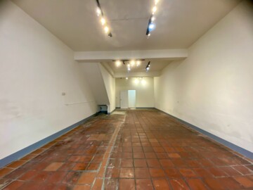 獨家~驛站民族店面出租 - Image 1