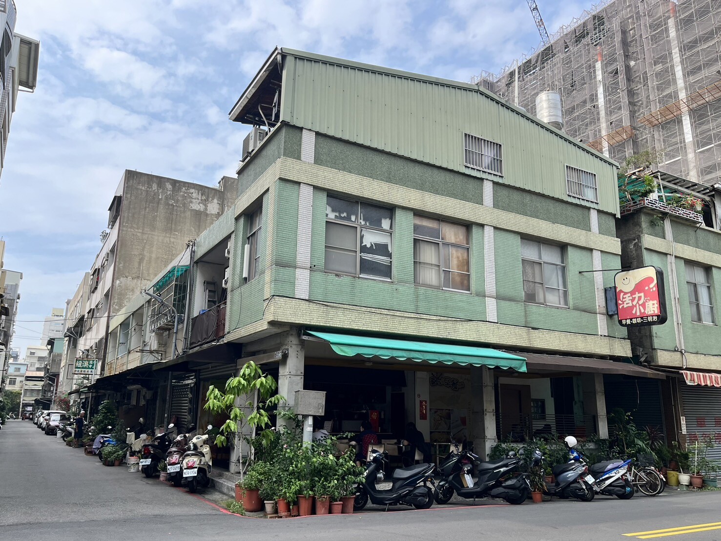 市中心面寬11米角窗透天金店面