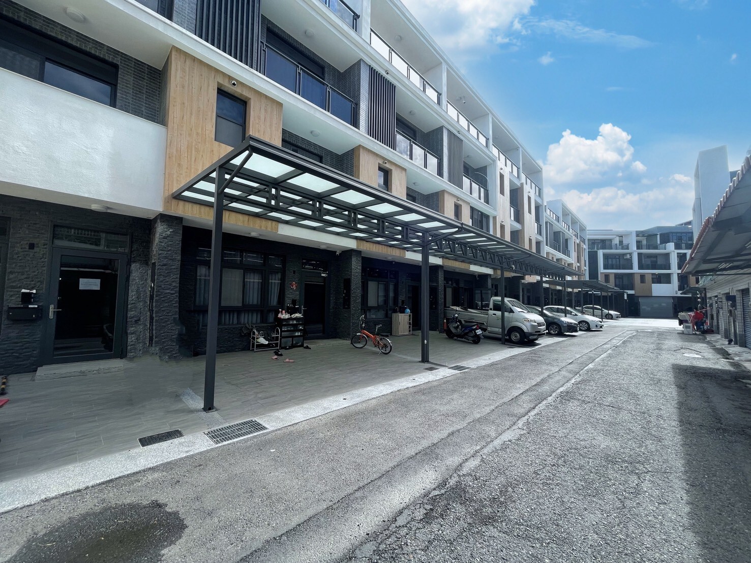 近秀工邊間戶大面寬雙車新墅