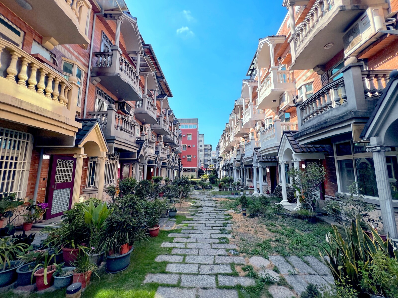 中壢鴻運金麒麟雙車位美別墅