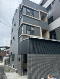 ★畢買好房★草屯博愛路｜全新獨棟透天厝｜四房有車位 - Image 1
