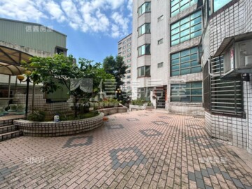 大學校園待售房屋