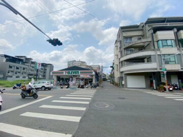 高大特區的二房平車 - Image 1
