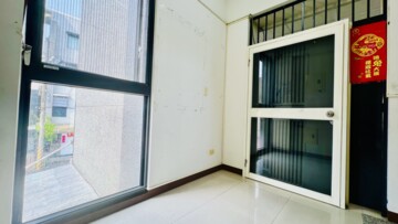 內埔市區三角窗來財來財鑽石店面 - Image 1