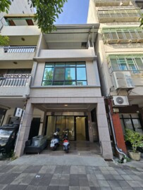 前金捷運七賢二路上近自強路商五透天店面 - Image 1