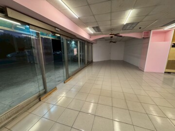 中華路超級大面寬大坪數店面/可停多台車 - Image 1