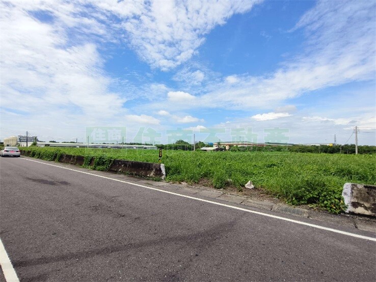 高鐵橋下大面寬農地